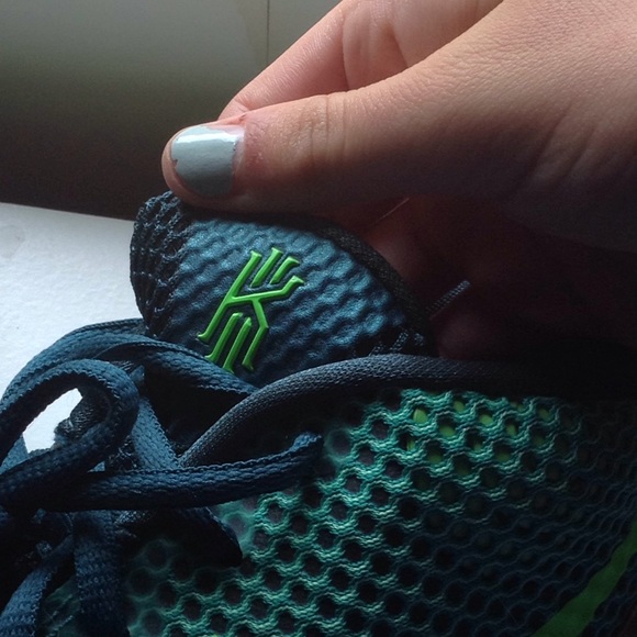 Kyrie Irving basketball shoes - Picture 4 of 4